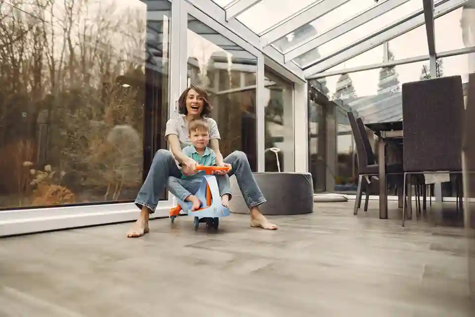 mere-et-fils-font-le-tour-de-l-appartement-sur-une-petite-voiture mere-et-fils-font-le-tour-de-l-appartement-sur-une-petite-voiture