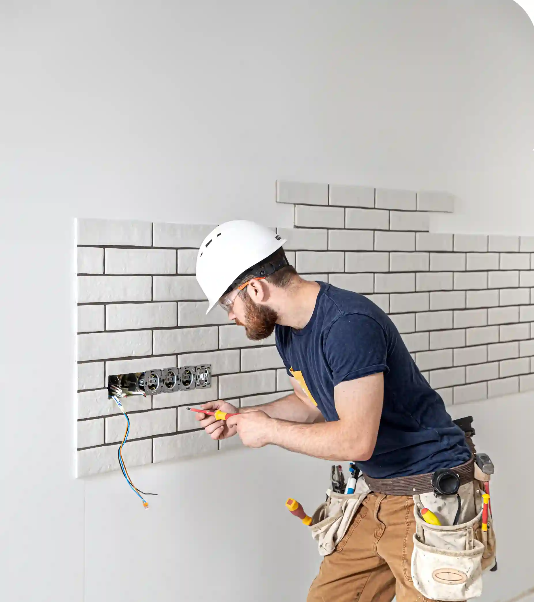 ouvrier-electricien-avec-une-barbe-en-salopette-lors-de-l-installation-de-prises-concept-de-renovation_webp